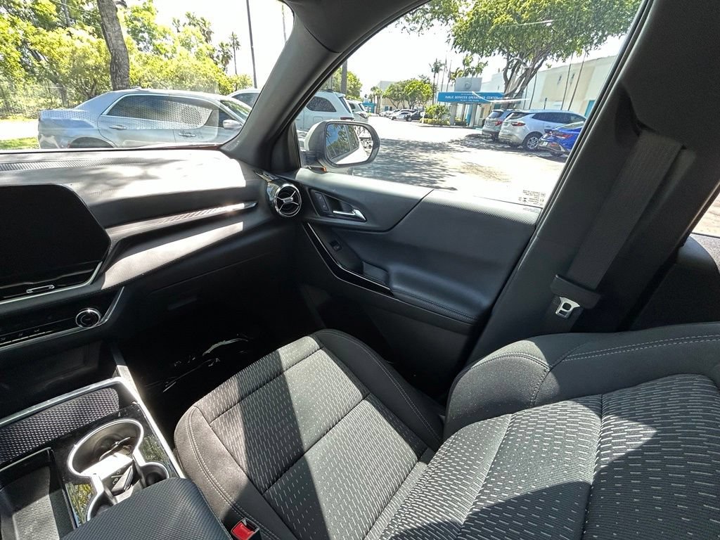 Used 2025 Chevrolet Equinox LT w/ Safety and Technology Package FWD image 11