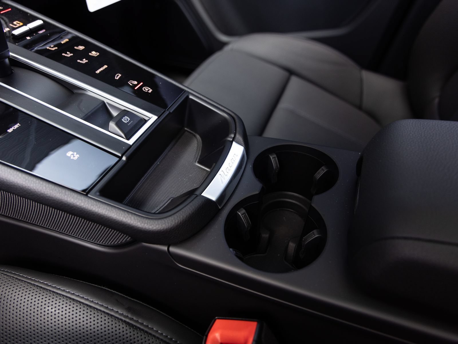 Certified 2026 Porsche Macan AWD/4WD image 18