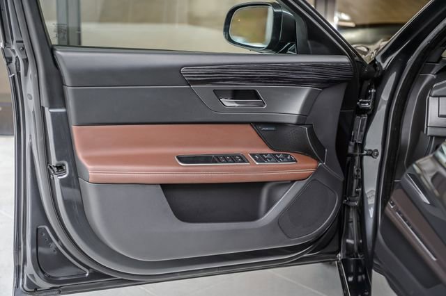 Used 2018 Jaguar XF S image 46
