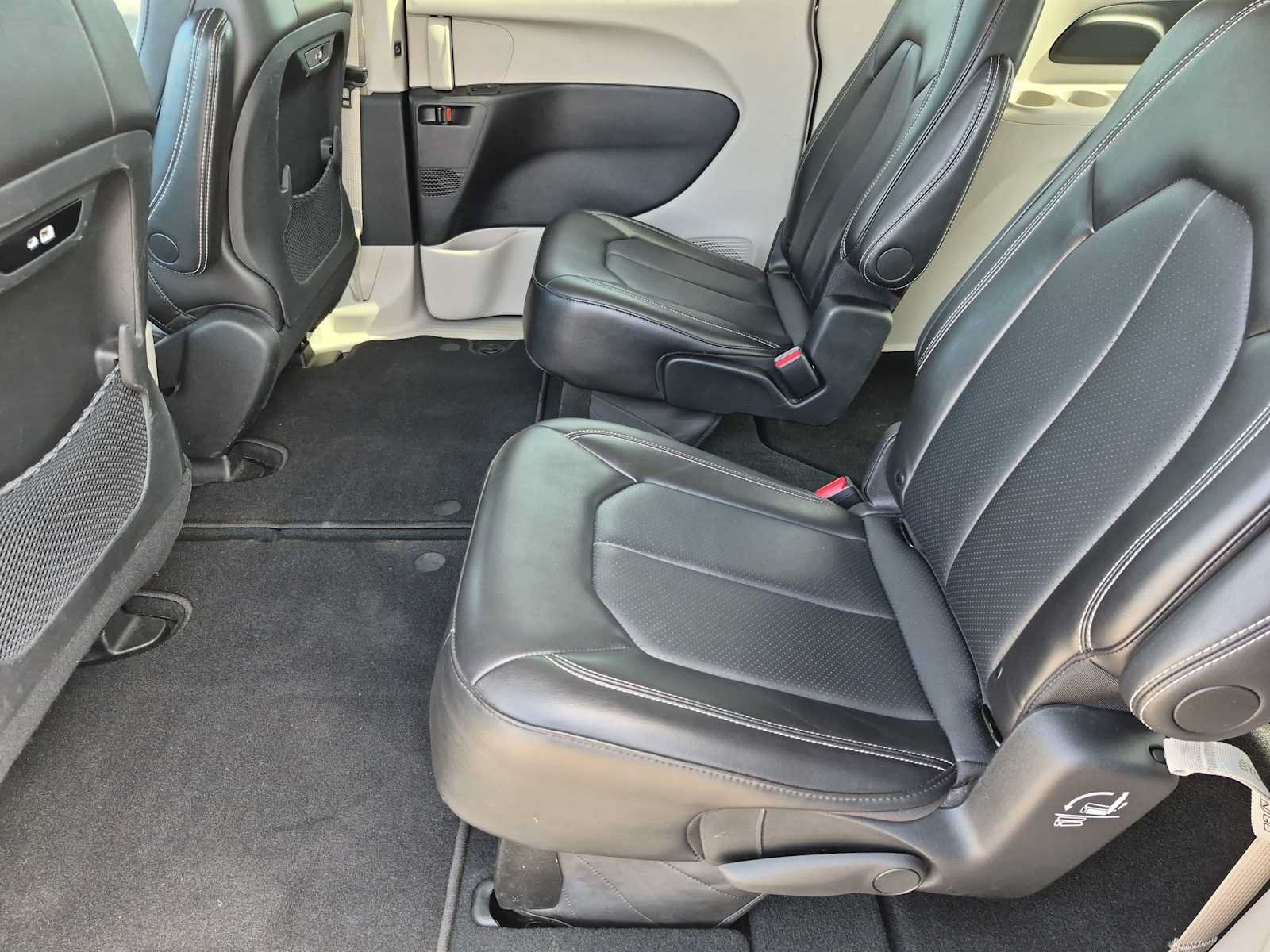 Used 2024 Chrysler Pacifica Touring-L FWD image 19