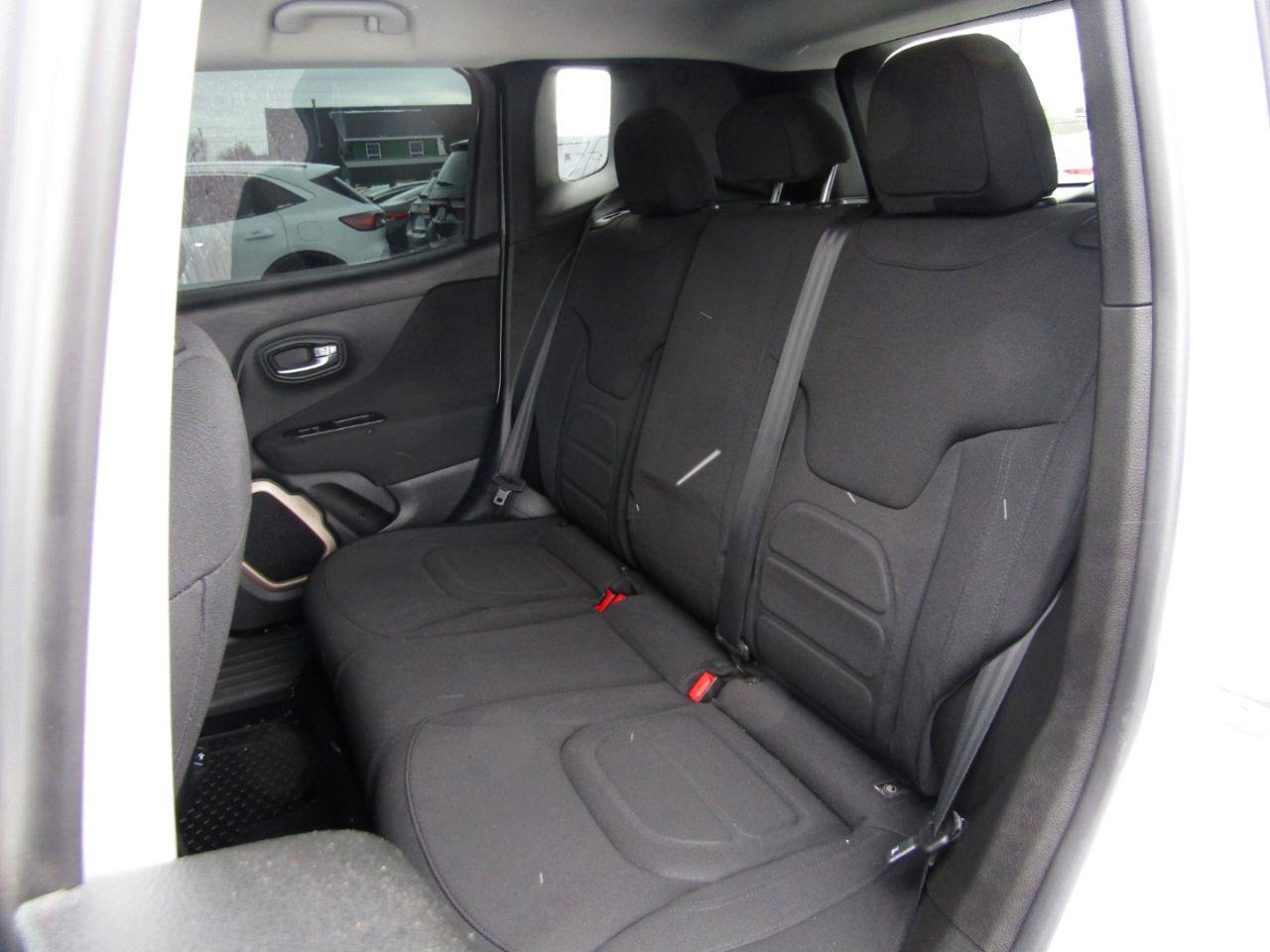 Used 2018 Jeep Renegade Latitude w/ Cold Weather Group FWD image 20
