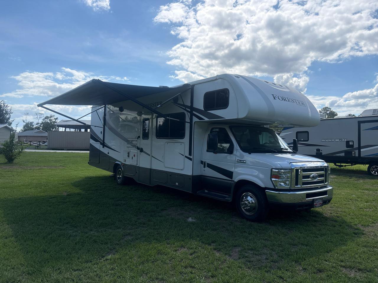 Used 2016 Ford E-450 and Econoline 450 Super Duty w/ Motorhome Prep Package RWD image 1