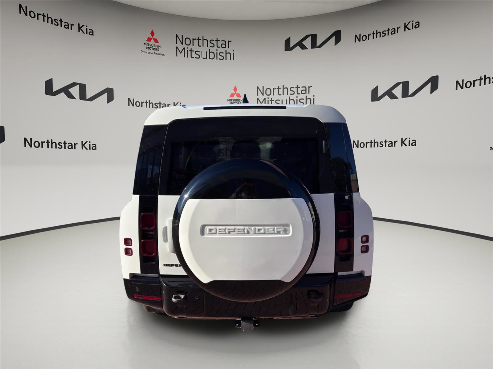 Used 2024 Land Rover Defender 130 X-Dynamic SE image 6