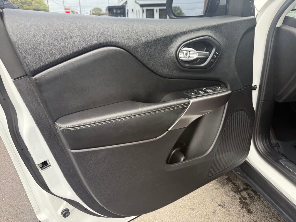 Used 2019 Jeep Cherokee Limited AWD/4WD image 9