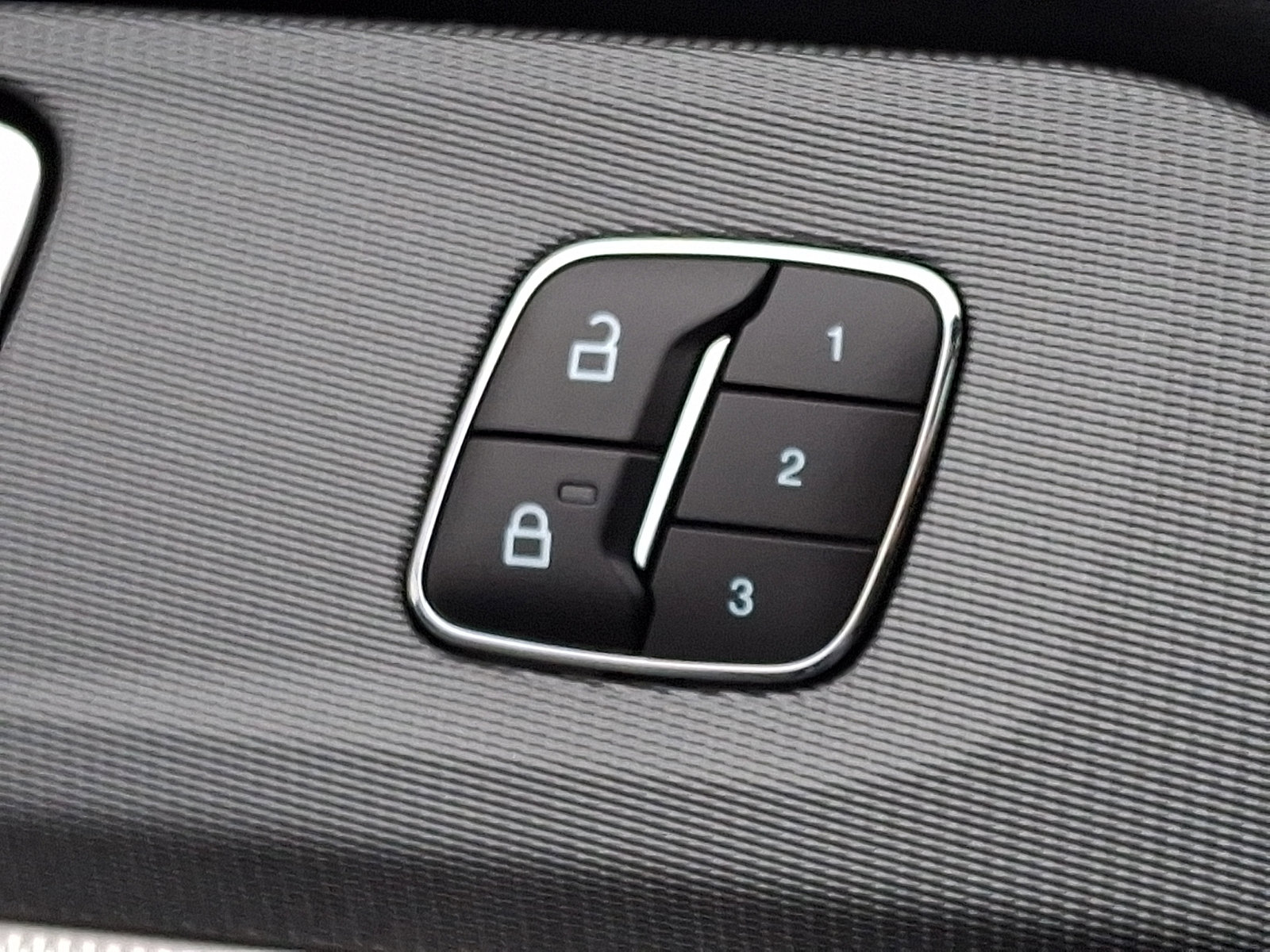 Used 2025 Ford Explorer ST image 28