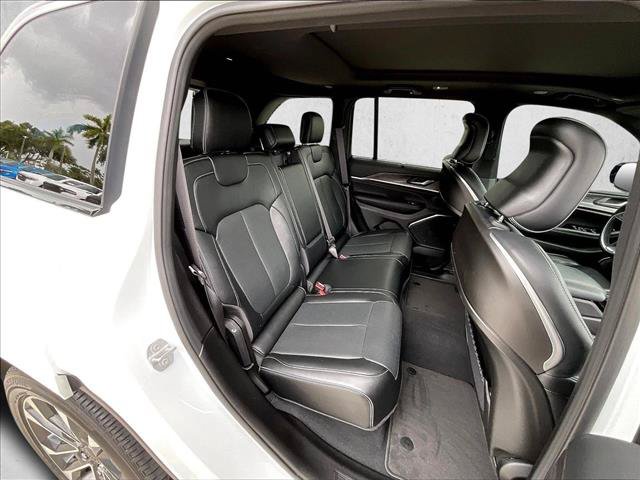 Used 2024 Jeep Grand Cherokee Overland w/ Luxury Tech Group IV AWD/4WD image 30
