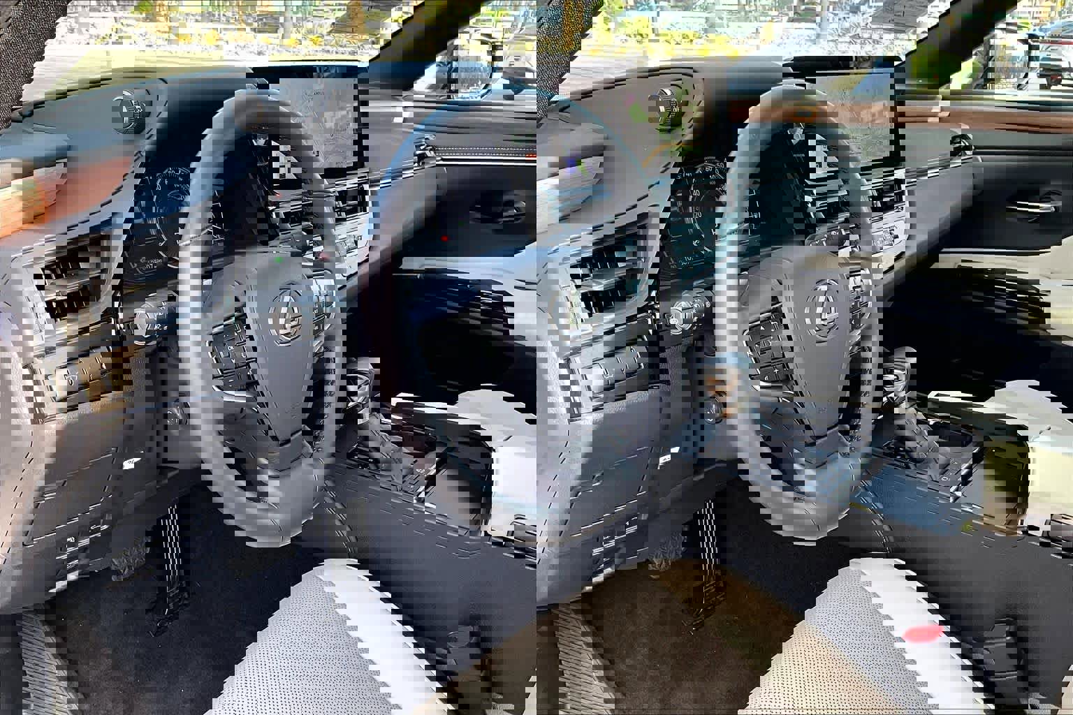 Certified 2025 Lexus ES 300h w/ Premium Package image 16