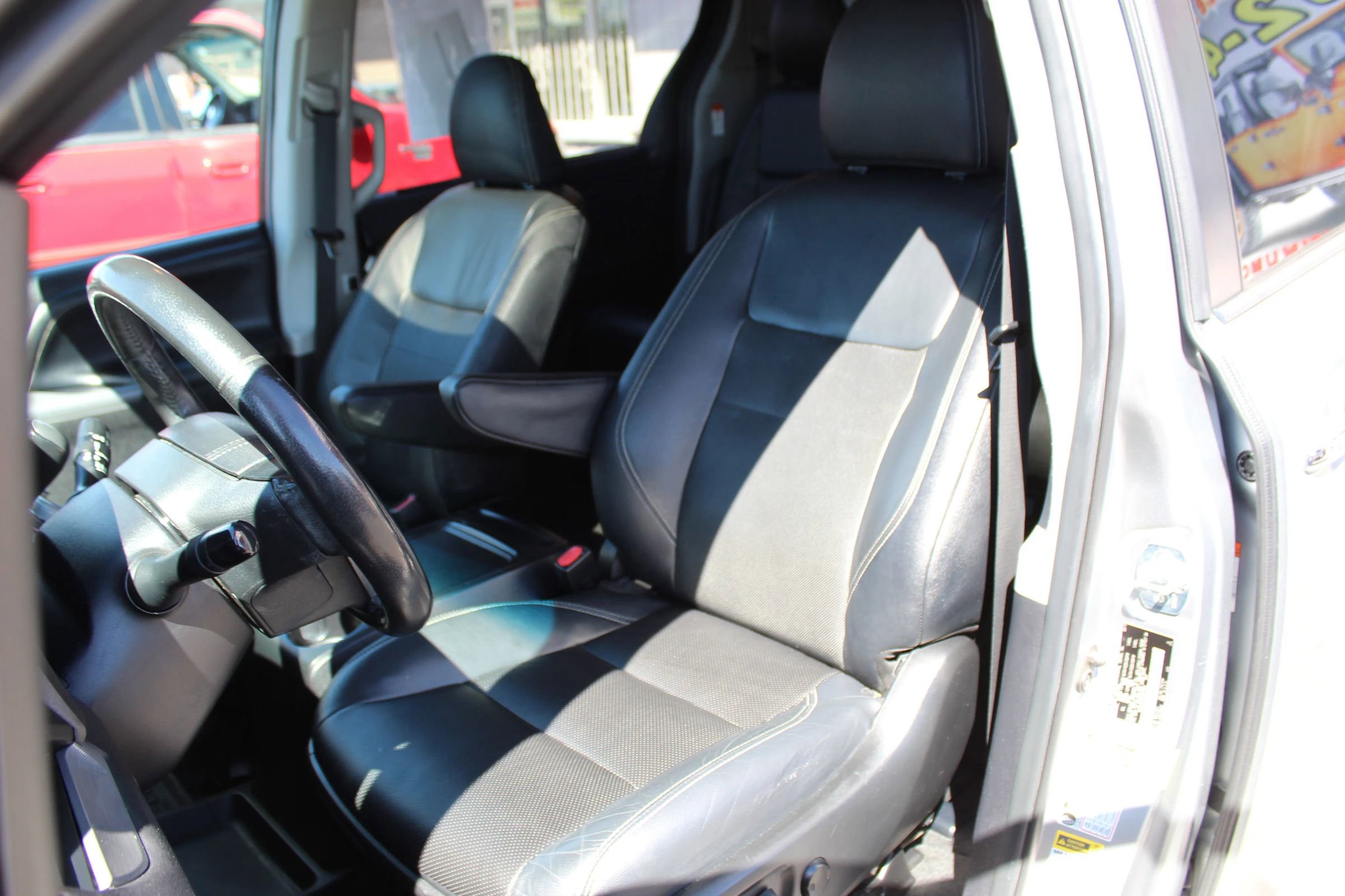 Used 2017 Toyota Sienna SE w/ SE Preferred Package FWD image 17