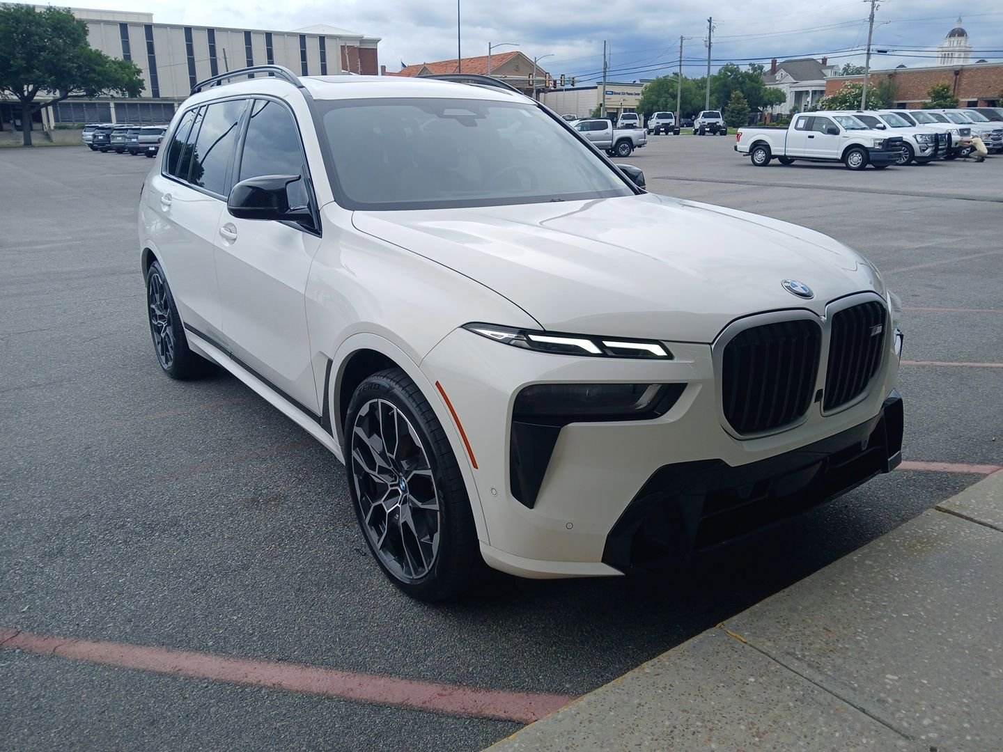 Used 2025 BMW X7 M60i AWD/4WD image 3