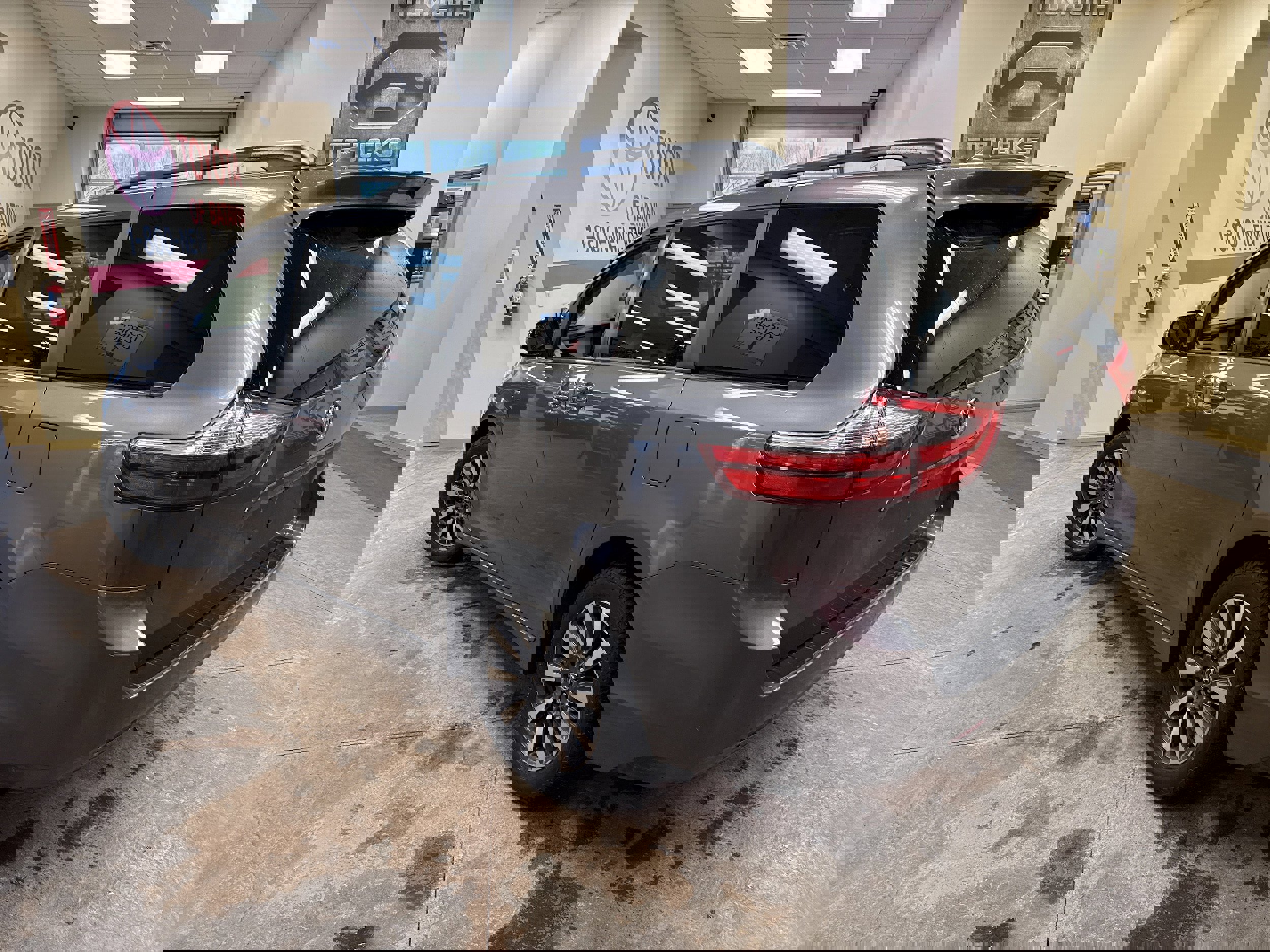 Used 2018 Toyota Sienna LE image 9