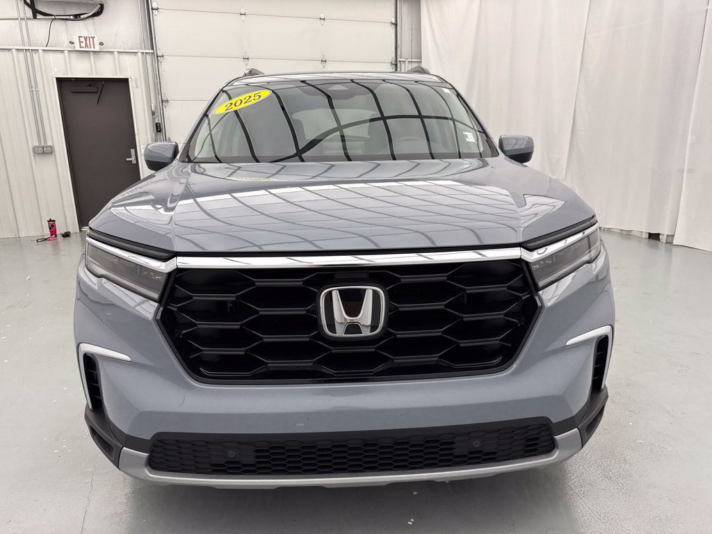 Used 2025 Honda Pilot Touring image 2
