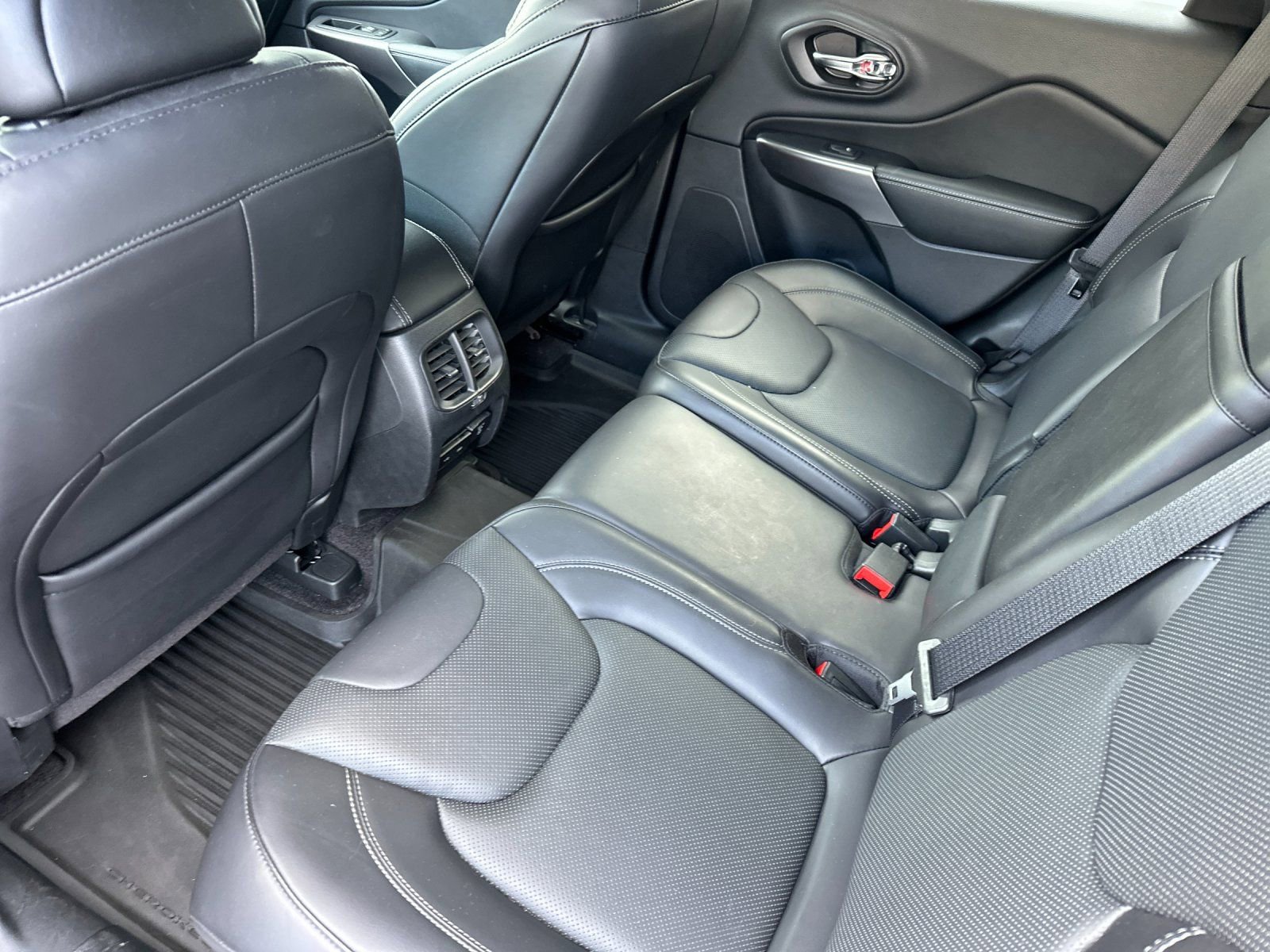 Used 2019 Jeep Cherokee Limited w/ Luxury Group image 11