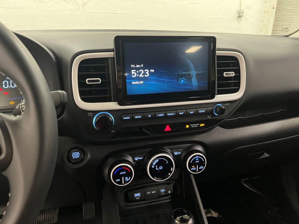 Used 2025 Hyundai Venue Limited image 20