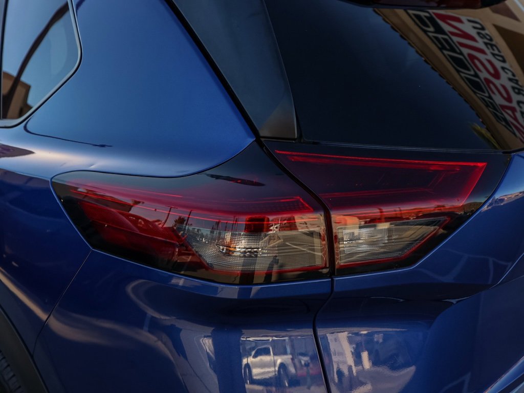 Used 2023 Nissan Rogue SV image 7