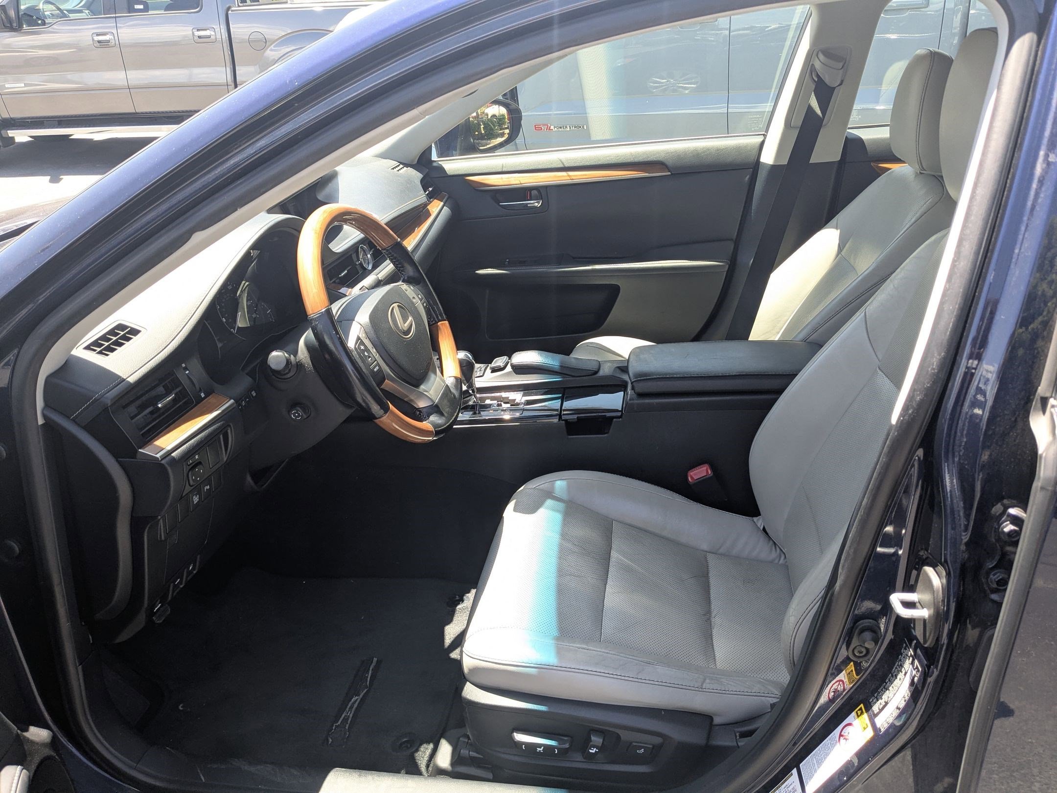 Used 2015 Lexus ES 300h w/ Navigation System Package FWD image 29