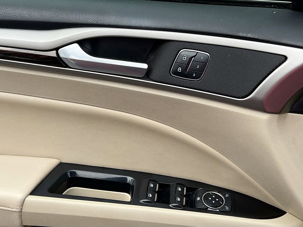 Used 2015 Ford Fusion SE w/ Equipment Group 202A image 12