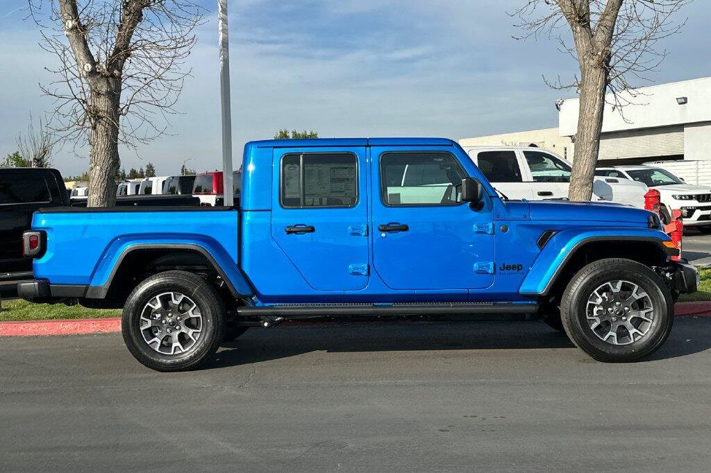New 2026 Jeep Gladiator Sport AWD/4WD image 3