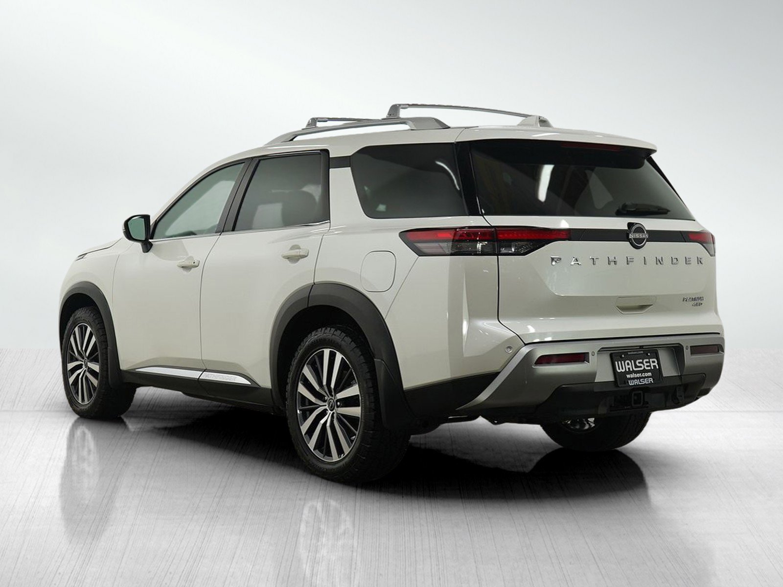 Used 2022 Nissan Pathfinder Platinum w/ Cargo Package image 4