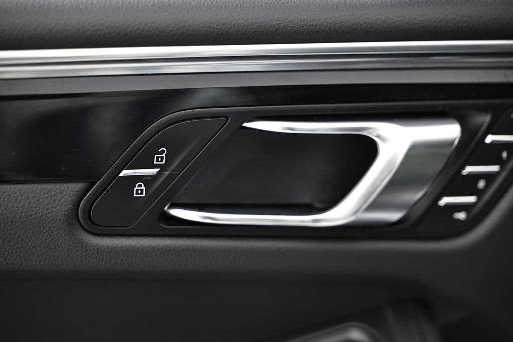 Certified 2026 Porsche Macan AWD/4WD image 20