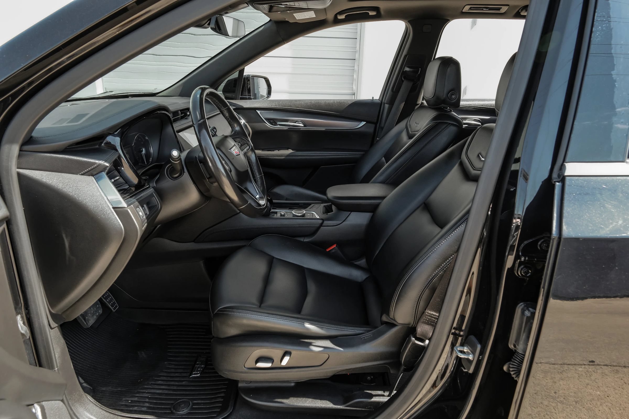 Used 2022 Cadillac XT6 Luxury w/ LPO, Floor Liner Package FWD image 4