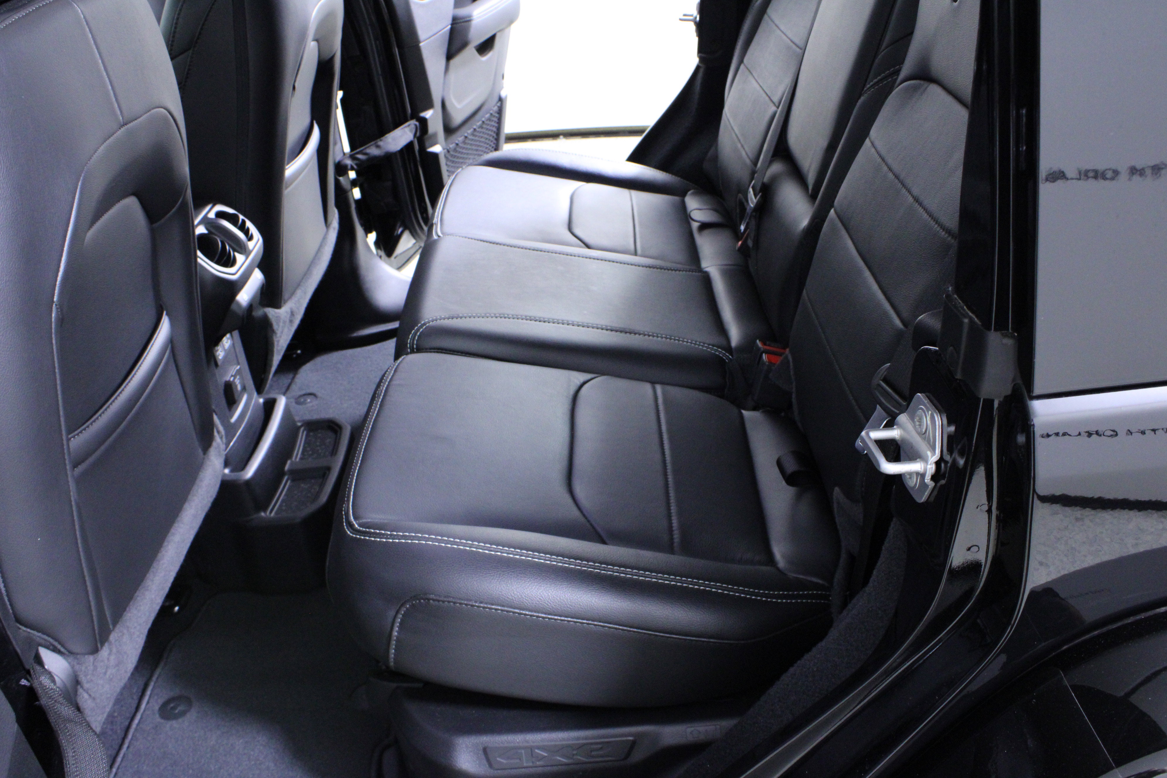 Used 2023 Jeep Wrangler Sahara w/ Cold Weather Group image 13