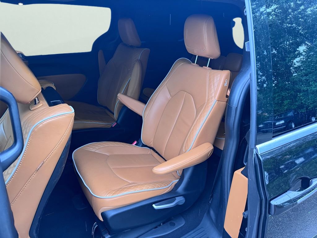 Used 2023 Chrysler Pacifica Pinnacle FWD image 10