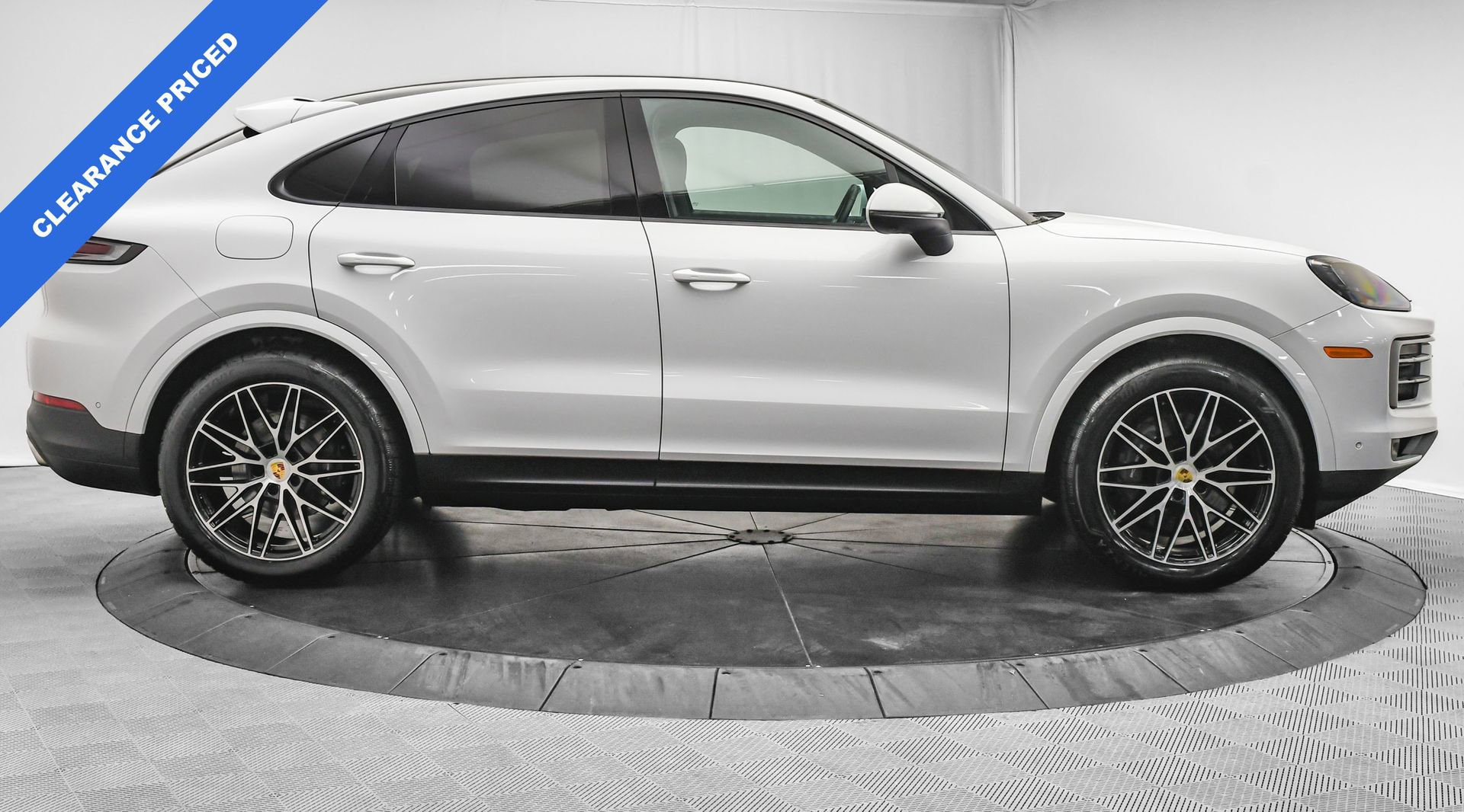 Used 2024 Porsche Cayenne Coupe image 10
