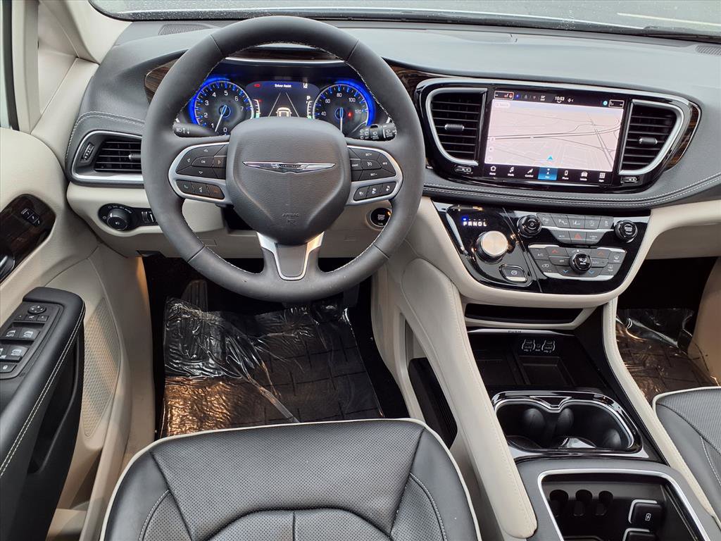 Used 2024 Chrysler Pacifica Limited image 3