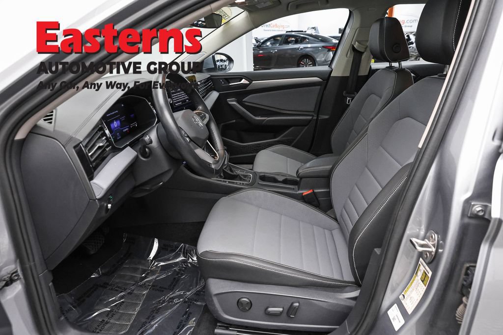 Used 2025 Volkswagen Jetta SE FWD image 14