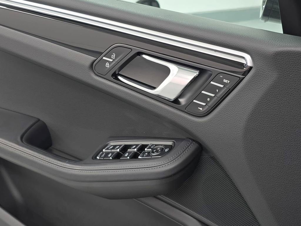 Certified 2025 Porsche Macan AWD/4WD image 24