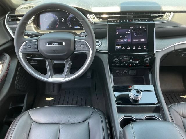 Used 2025 Jeep Grand Cherokee Altitude AWD/4WD image 17