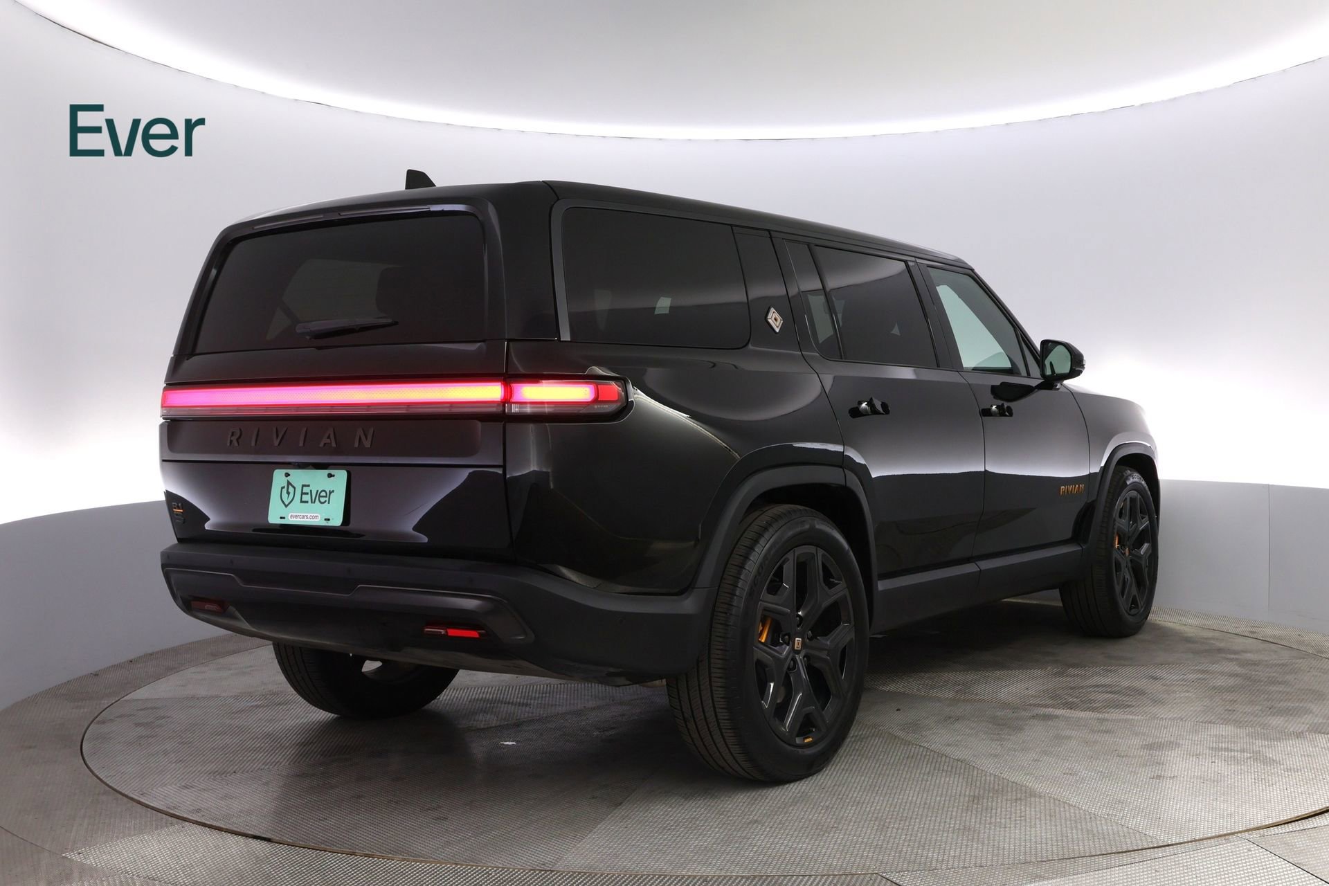 Used 2025 Rivian R1S Premium AWD/4WD image 3