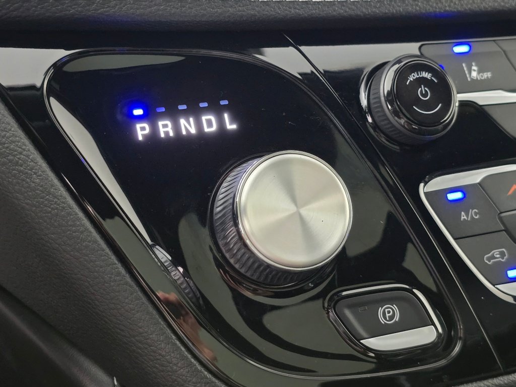 Used 2023 Chrysler Pacifica Limited w/ Uconnect Theater Family Group FWD image 34