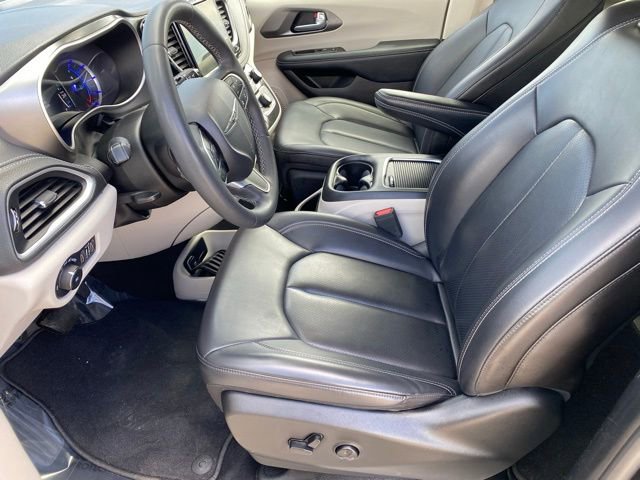 Used 2023 Chrysler Pacifica Touring-L image 10