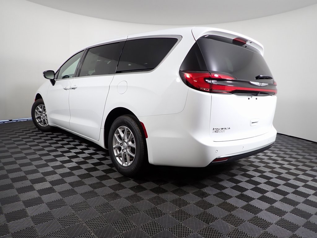New 2026 Chrysler Pacifica Select image 9