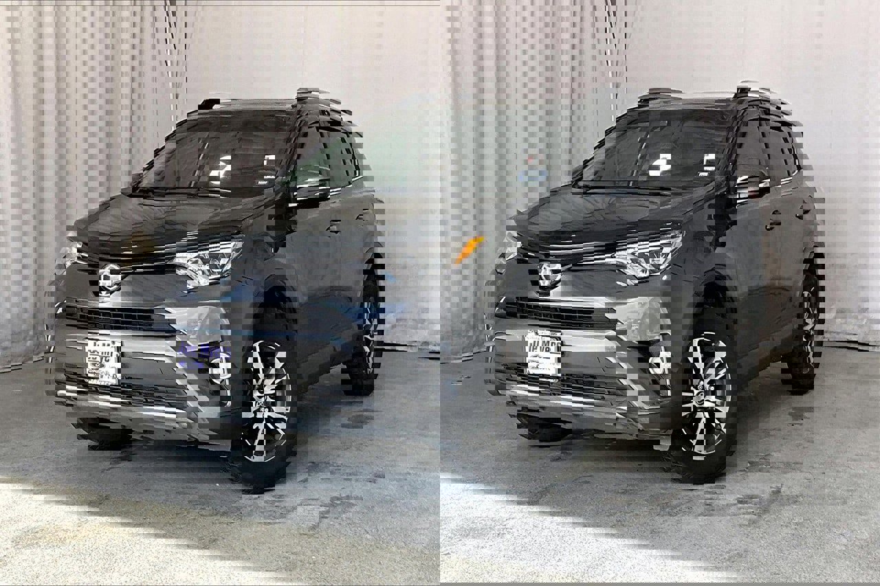 Used 2018 Toyota RAV4 XLE image 2