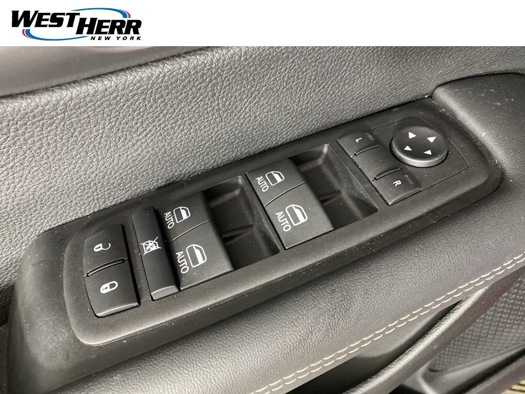 Used 2026 Chrysler Pacifica Select FWD image 12