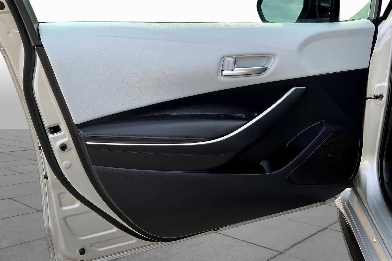 Used 2024 Toyota Corolla SE w/ SE Premium Package FWD image 19