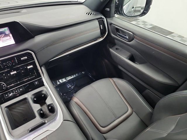 Used 2025 Nissan Armada SL image 16