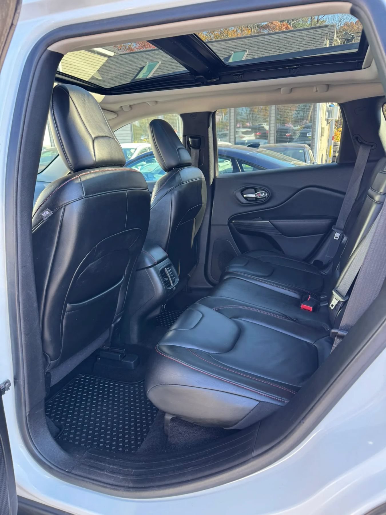 Used 2015 Jeep Cherokee Trailhawk w/ Comfort/Convenience Group AWD/4WD image 30