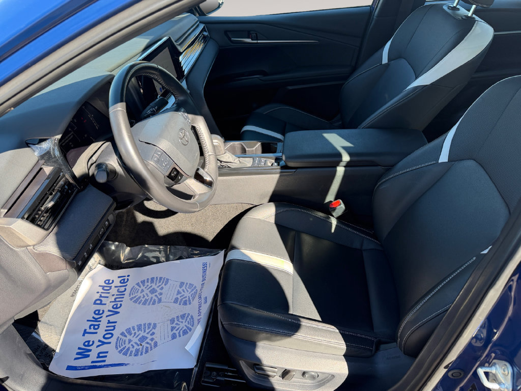 Used 2025 Toyota Camry SE FWD image 9
