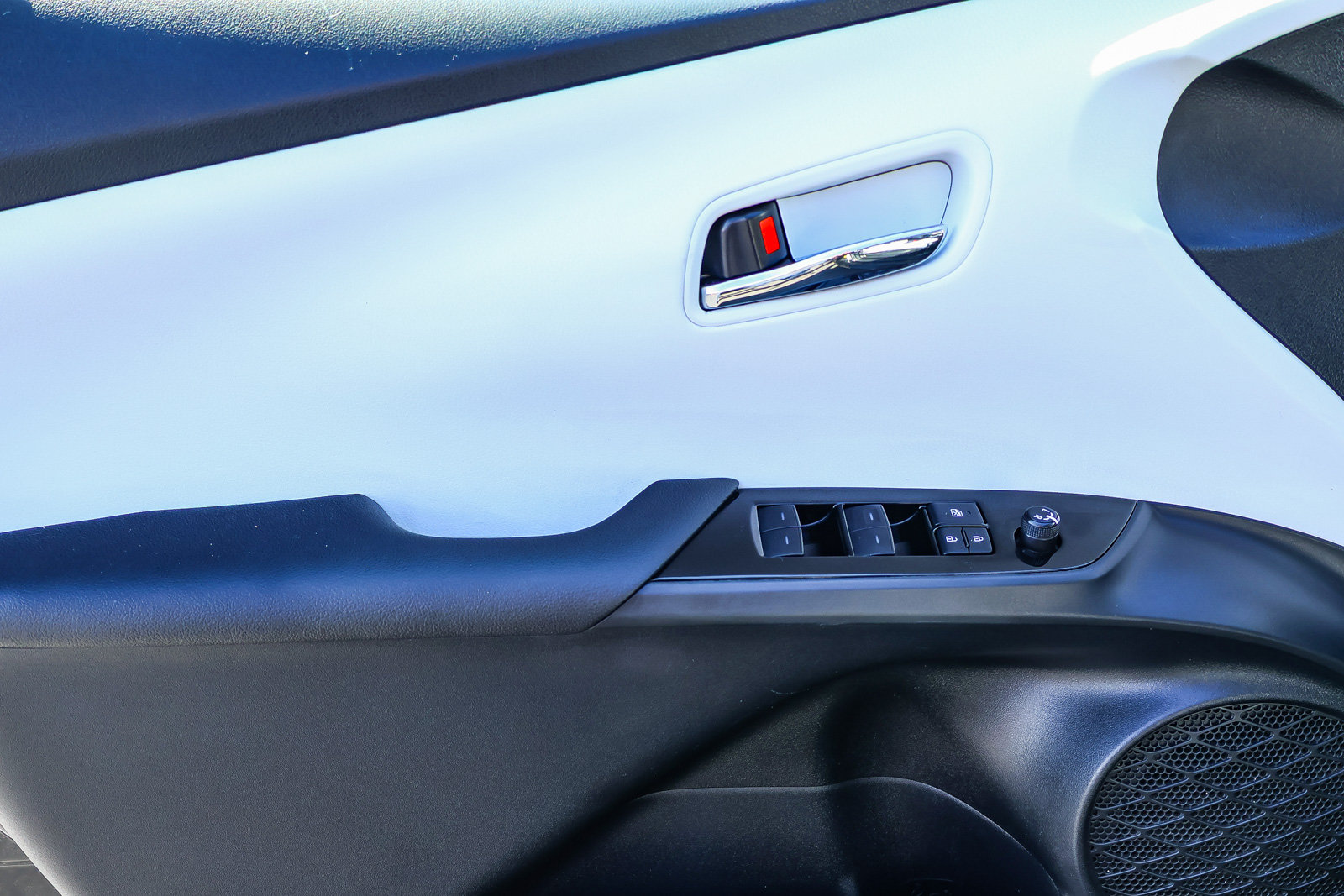 Used 2020 Toyota Prius LE FWD image 9