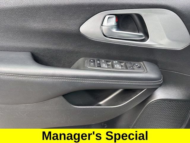 Used 2023 Chrysler Pacifica Touring FWD image 13