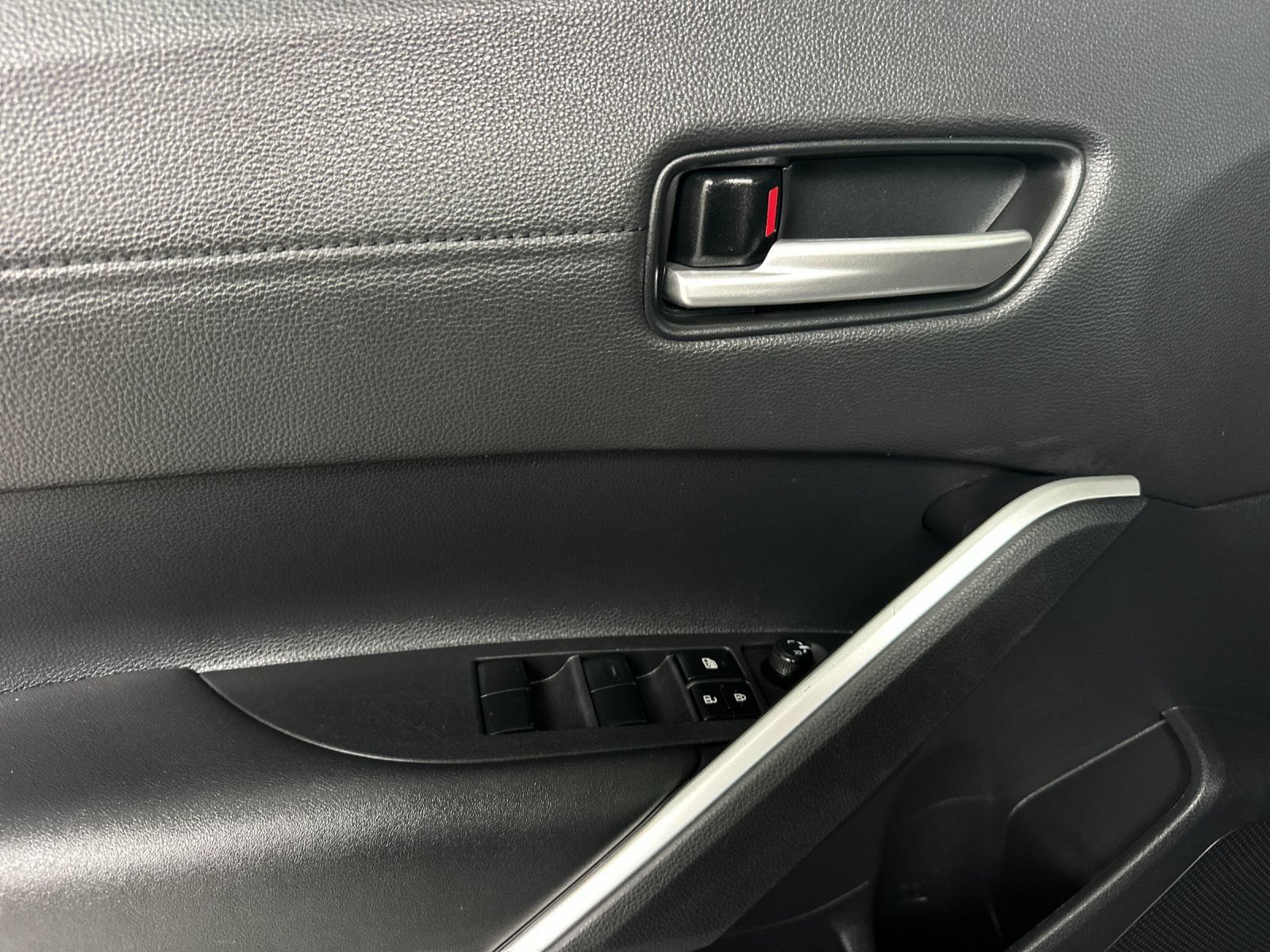 Used 2025 Toyota Corolla Cross XLE FWD image 10