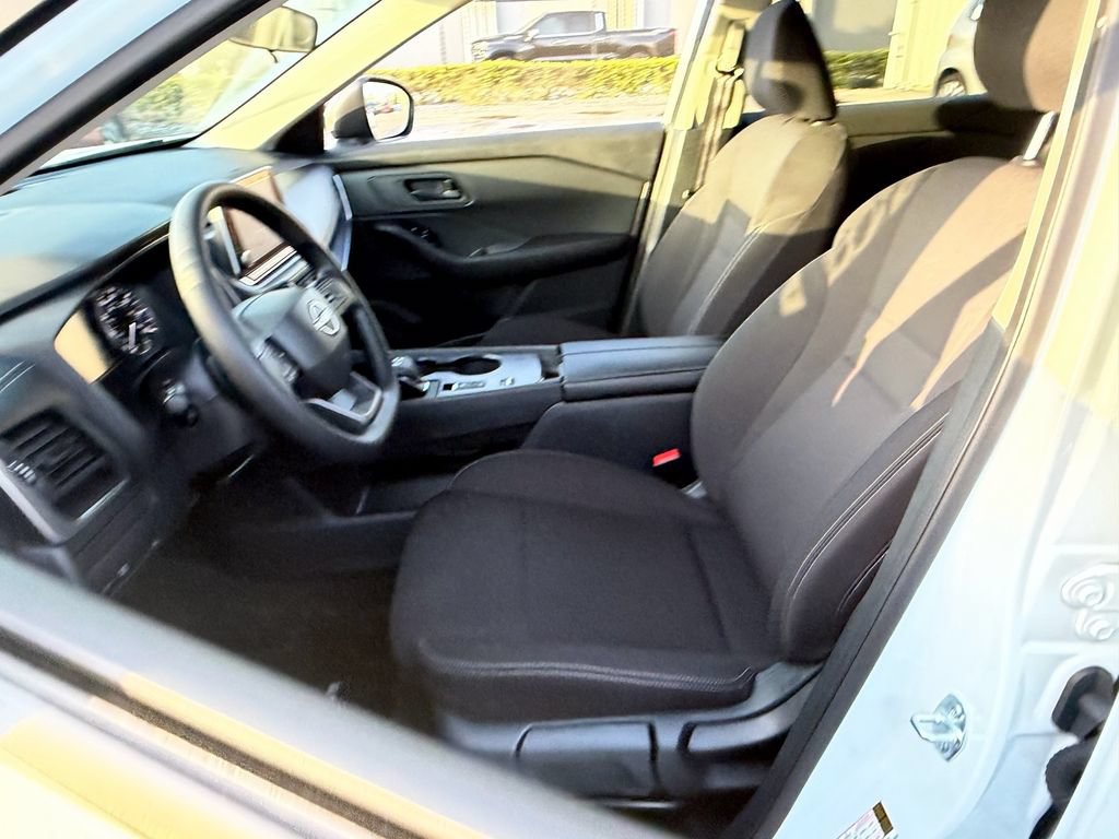 Used 2025 Nissan Rogue S FWD image 10