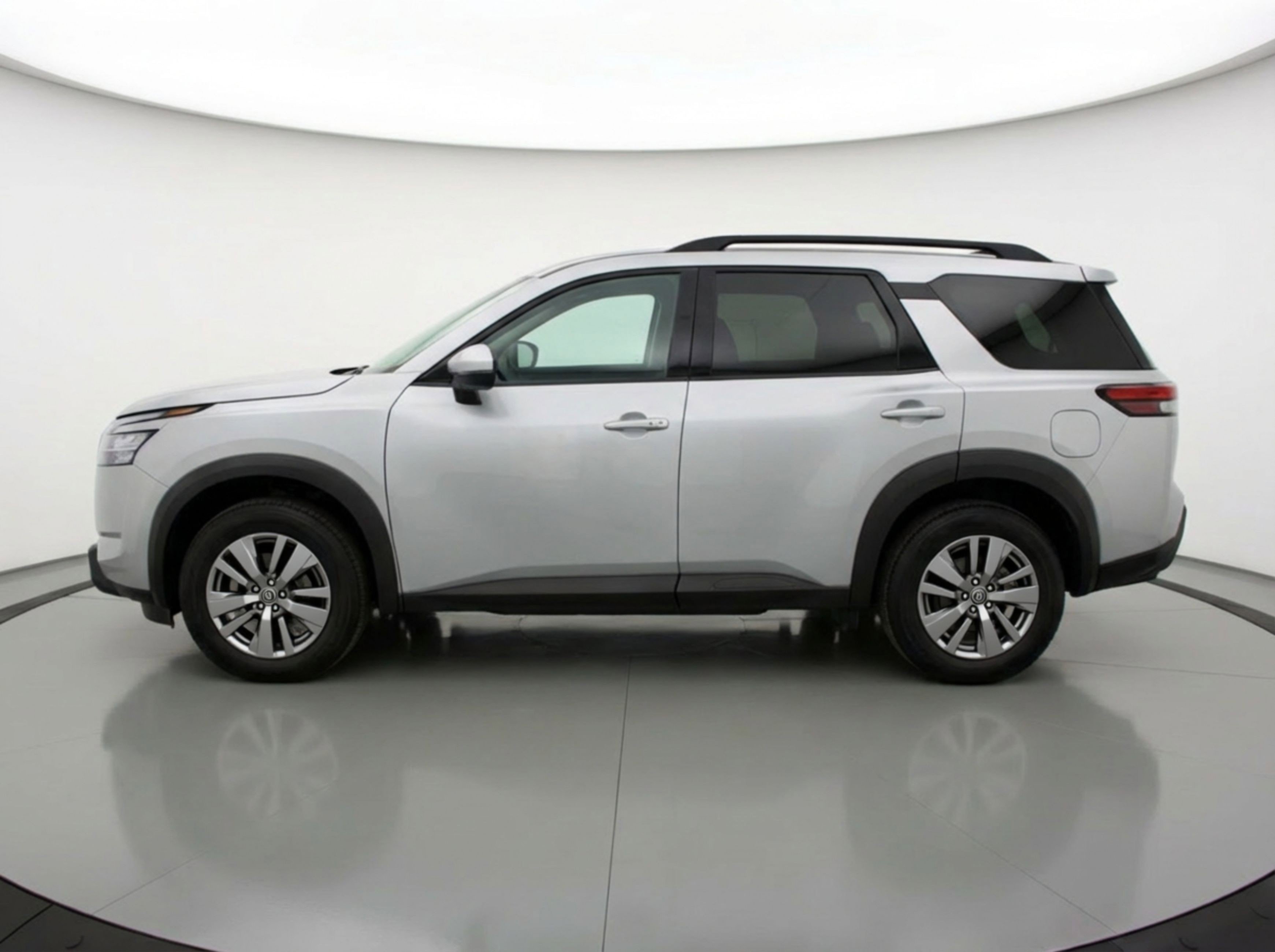 Used 2025 Nissan Pathfinder SV image 5