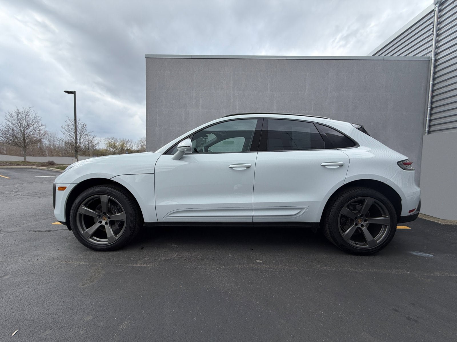 Certified 2025 Porsche Macan AWD/4WD image 2