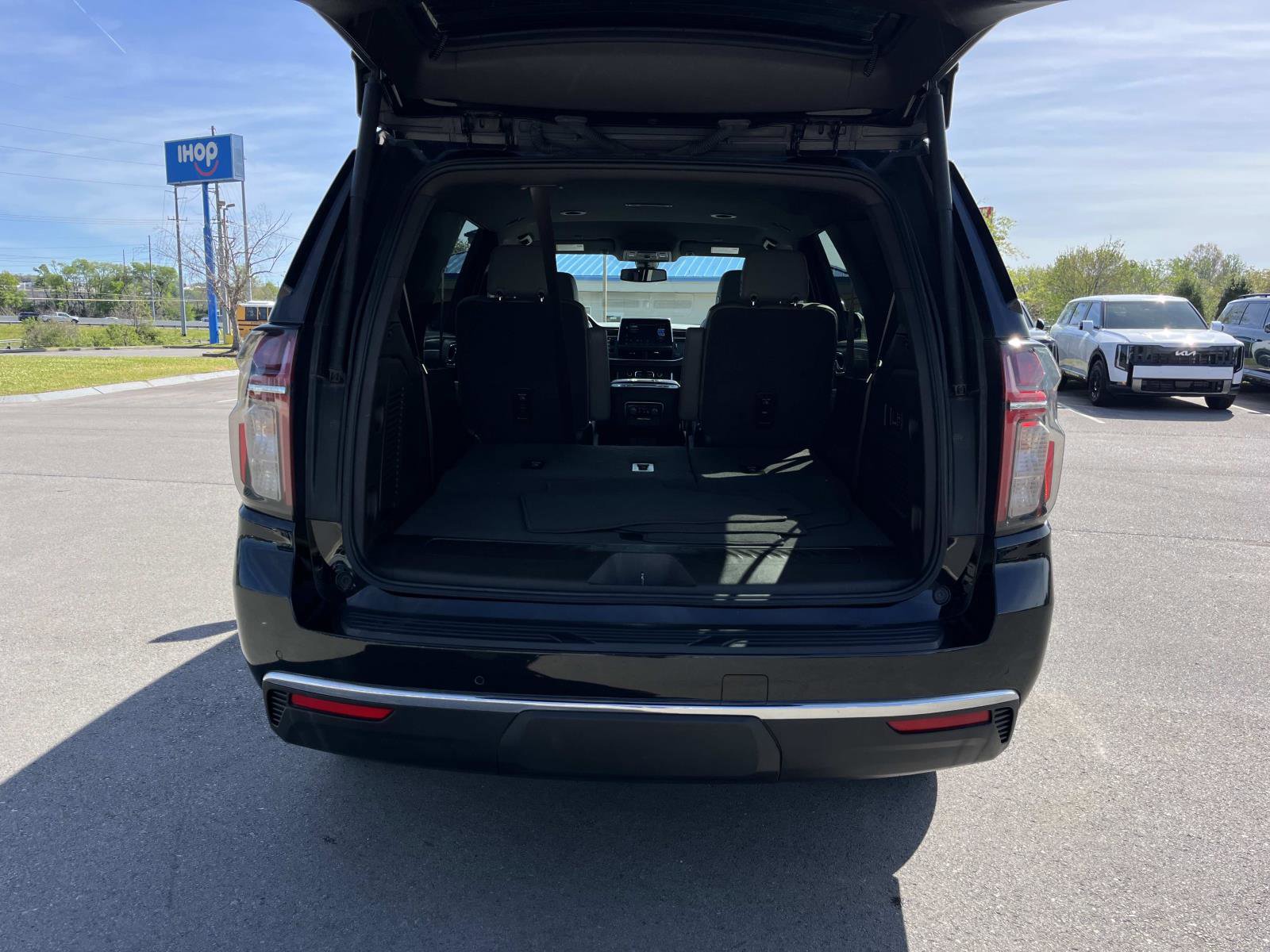 Used 2022 Chevrolet Tahoe LT w/ Luxury Package AWD/4WD image 14