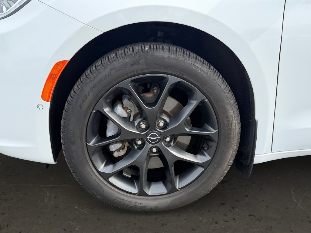 Used 2026 Chrysler Pacifica Limited w/ Uconnect Theater Family Group AWD/4WD image 27