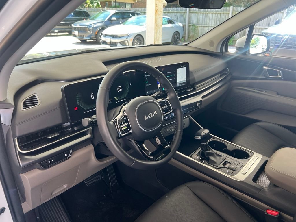 Certified 2025 Kia Carnival FWD image 6